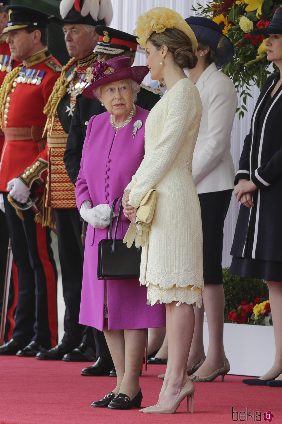 La Reina Isabel charla con la Reina Letizia en la ceremonia de bienvenida a los Reyes de España por su Viaje de Estado a Reino Unido