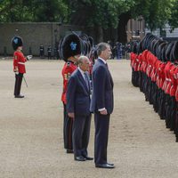 El Rey Felipe y el Duque de Edimburgo pasan revista en la ceremonia de bienvenida a los Reyes de España por su Viaje de Estado a Reino Unido