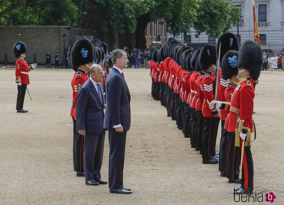 El Rey Felipe y el Duque de Edimburgo pasan revista en la ceremonia de bienvenida a los Reyes de España por su Viaje de Estado a Reino Unido