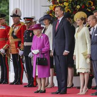 Los Reyes Felipe y Letizia con la Reina Isabel y el Duque de Edimburgo en la recepción con motivo de su Viaje de Estado a Reino Unido