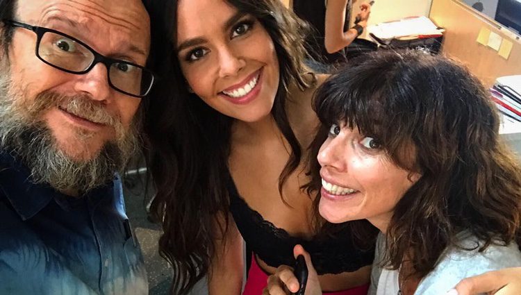 Cristina Pedroche con Santiago Seguro y Maribel Verdú en el primer día de rodaje de 'Sin filtros'