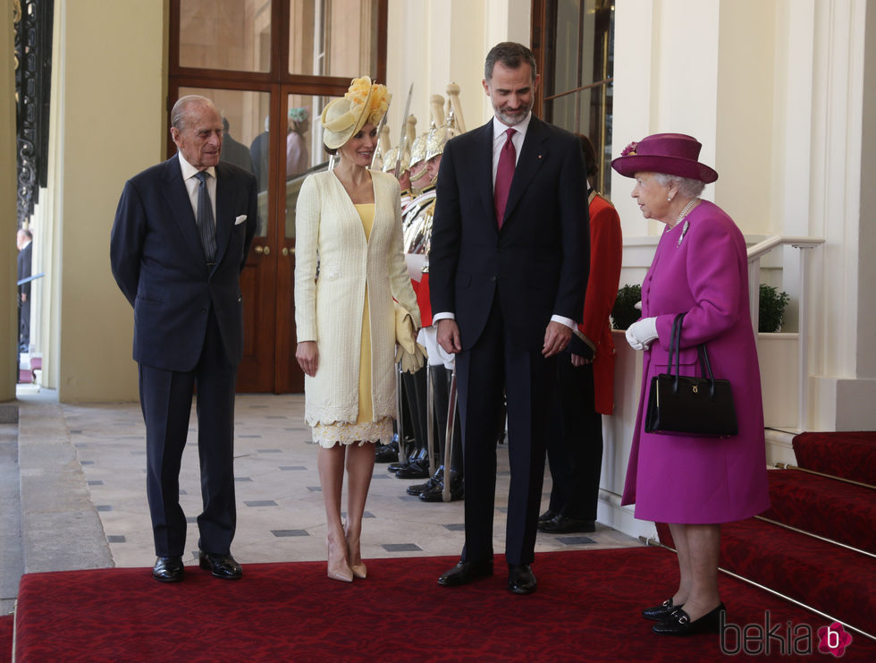 Los Reyes Felipe y Letizia llegan a Buckingham Palace con la Reina Isabel y el Duque de Edimburgo en su Viaje de Estado a Reino Unido