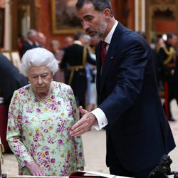 El Rey Felipe y la Reina Isabel durante la visita a unos objetos españoles en Buckingham Palace