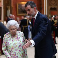 El Rey Felipe y la Reina Isabel durante la visita a unos objetos españoles en Buckingham Palace