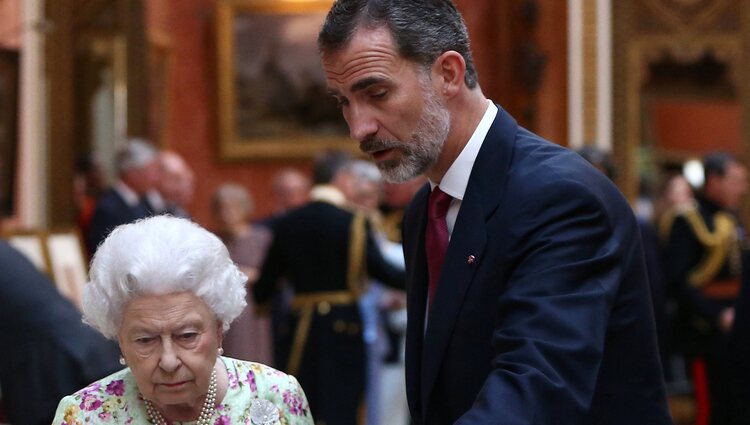 El Rey Felipe y la Reina Isabel durante la visita a unos objetos españoles en Buckingham Palace