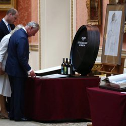 El Príncipe Carlos, Camilla Parker y el Príncipe Guillermo durante la visita a unos objetos españoles en Buckingham Palace