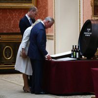 El Príncipe Carlos, Camilla Parker y el Príncipe Guillermo durante la visita a unos objetos españoles en Buckingham Palace