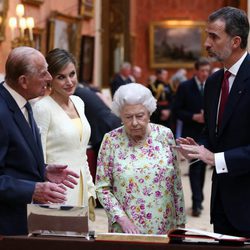 Los Reyes Felipe y Letizia visitan una exposición de objetos españoles en Buckingham Palace con la Reina Isabel y el Duque de Edimburgo