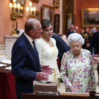 Los Reyes Felipe y Letizia visitan una exposición de objetos españoles en Buckingham Palace con la Reina Isabel y el Duque de Edimburgo