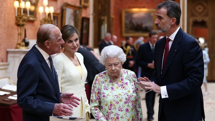 Los Reyes Felipe y Letizia visitan una exposición de objetos españoles en Buckingham Palace con la Reina Isabel y el Duque de Edimburgo