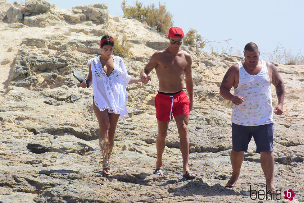 Cristiano Ronaldo y Georgina Rodríguez en la costa de las islas Pitiusas