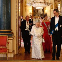 La Reina Isabel y el Rey Felipe, seguidos del Duque de Edimburgo y la Reina Letizia en la cena de gala en Buckingham Palace