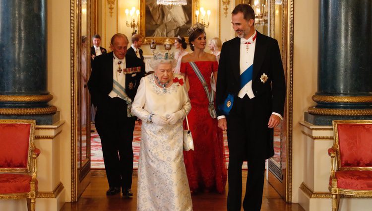 La Reina Isabel y el Rey Felipe, seguidos del Duque de Edimburgo y la Reina Letizia en la cena de gala en Buckingham Palace