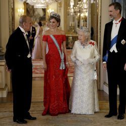 La Reina Isabel y el Duque de Edimburgo charlan con los Reyes Felipe y Letizia en la cena de gala en Buckingham Palace