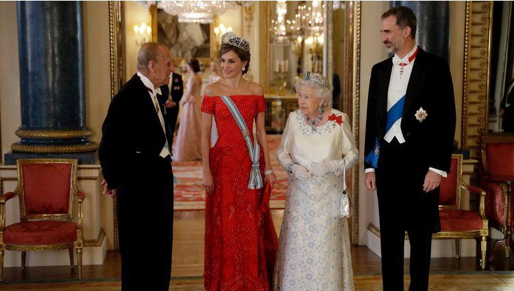 La Reina Isabel y el Duque de Edimburgo charlan con los Reyes Felipe y Letizia en la cena de gala en Buckingham Palace