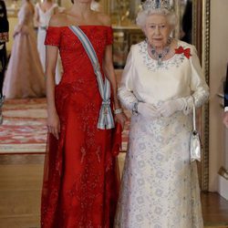 La Reina Letizia, luciendo un vestido de Felipe Varela, la Reina Isabel en la cena de gala en honor a los Reyes de España