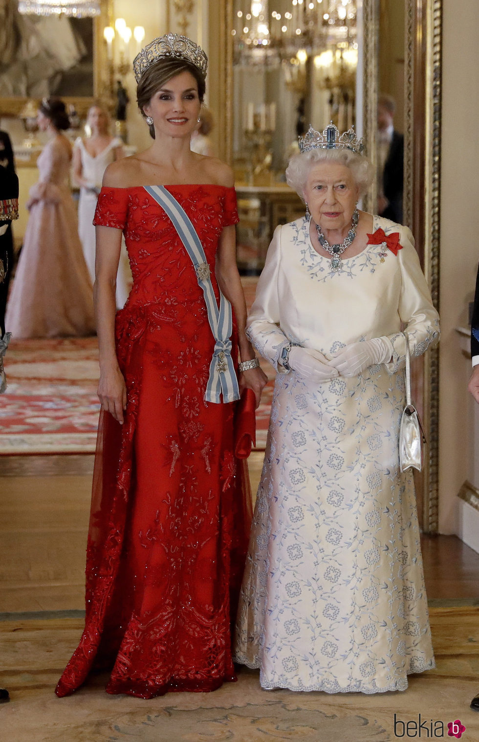 La Reina Letizia, luciendo un vestido de Felipe Varela, la Reina Isabel en la cena de gala en honor a los Reyes de España