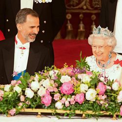 El Rey Felipe y la Reina Isabel, muy sonrientes en la cena de gala en honor a los Reyes de España en Buckingham Palace