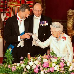 El Rey Felipe y la Reina Isabel brindan en la cena de gala en honor a los Reyes de España en Buckingham Palace