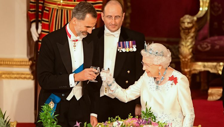 El Rey Felipe y la Reina Isabel brindan en la cena de gala en honor a los Reyes de España en Buckingham Palace