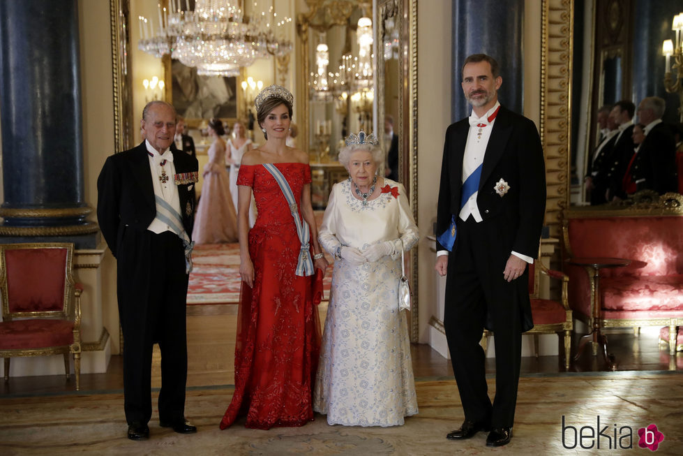 Los Reyes Felipe y Letizia con la Reina Isabel y el Duque de Edimburgo en la cena de gala en su honor en Buckingham Palace