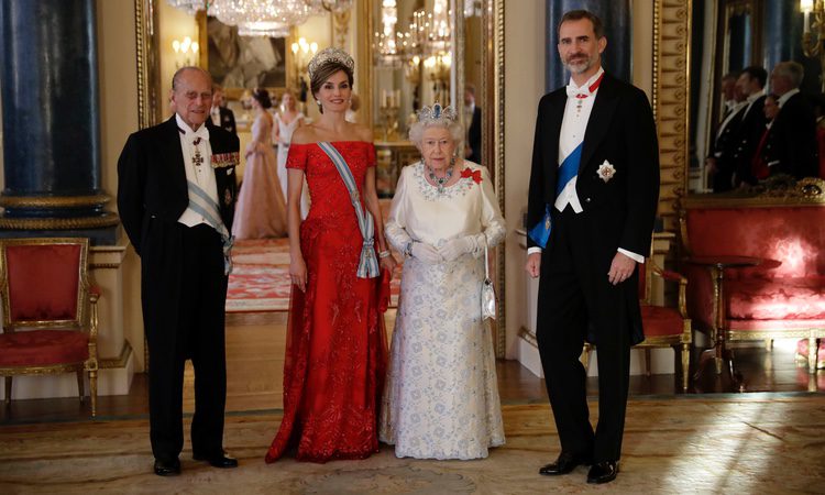 Los Reyes Felipe y Letizia con la Reina Isabel y el Duque de Edimburgo en la cena de gala en su honor en Buckingham Palace