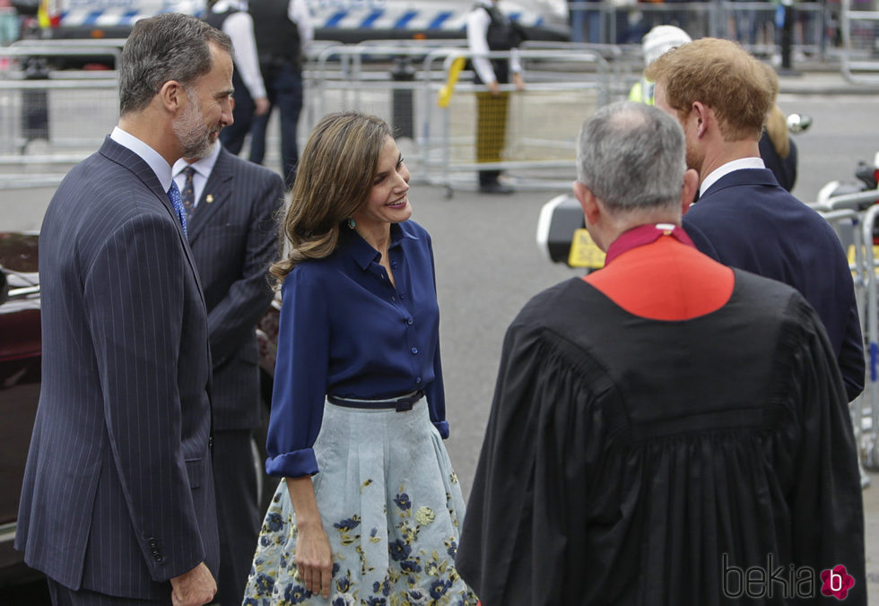 Los Reyes Felipe y Letizia saludan al Príncipe Harry a su llegada a la Abadía de Westminster