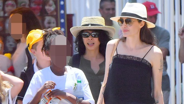 Angelina Jolie paseando junto a sus hijos por Disney Land