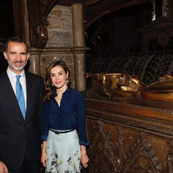 Los Reyes Felipe y Letizia visitan la tumba de Leonor de Castilla en la Abadía de Westminster