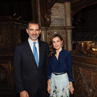 Los Reyes Felipe y Letizia visitan la tumba de Leonor de Castilla en la Abadía de Westminster