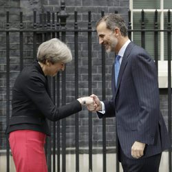 Theresa May recibe al Rey Felipe en el 10 de Downing Street