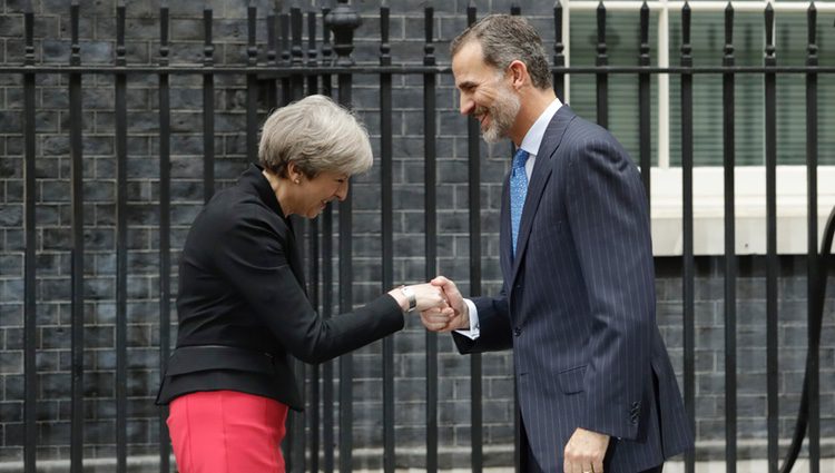 Theresa May recibe al Rey Felipe en el 10 de Downing Street