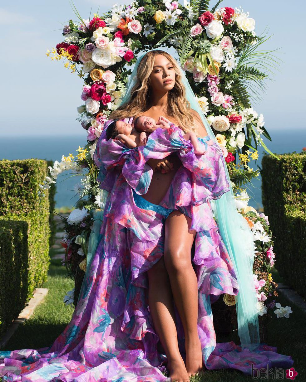 Beyoncé presenta a sus dos mellizos Sir y Rumi Carter