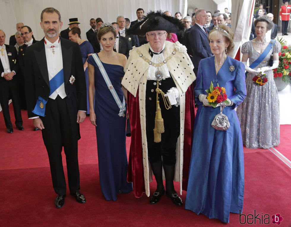 Los Reyes Felipe y Letizia con el Alcalde de la City y su mujer en Guildhall