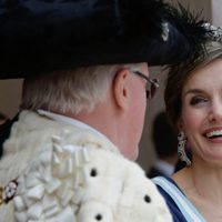 La Reina Letizia ríe divertida en la cena de gala en su honor en Guildhall