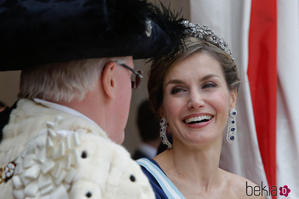 La Reina Letizia ríe divertida en la cena de gala en su honor en Guildhall