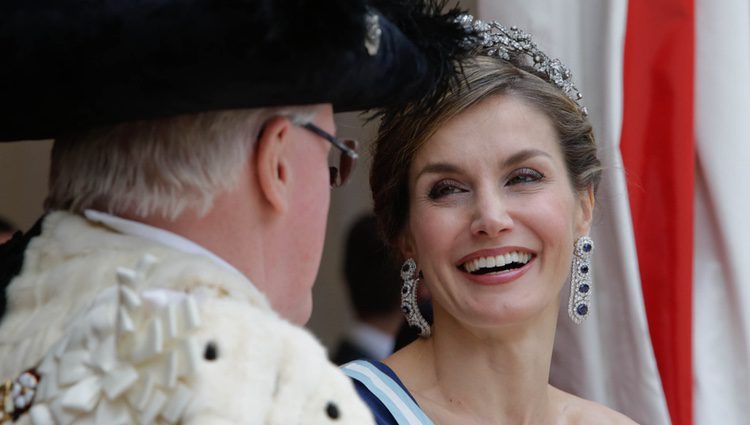 La Reina Letizia ríe divertida en la cena de gala en su honor en Guildhall