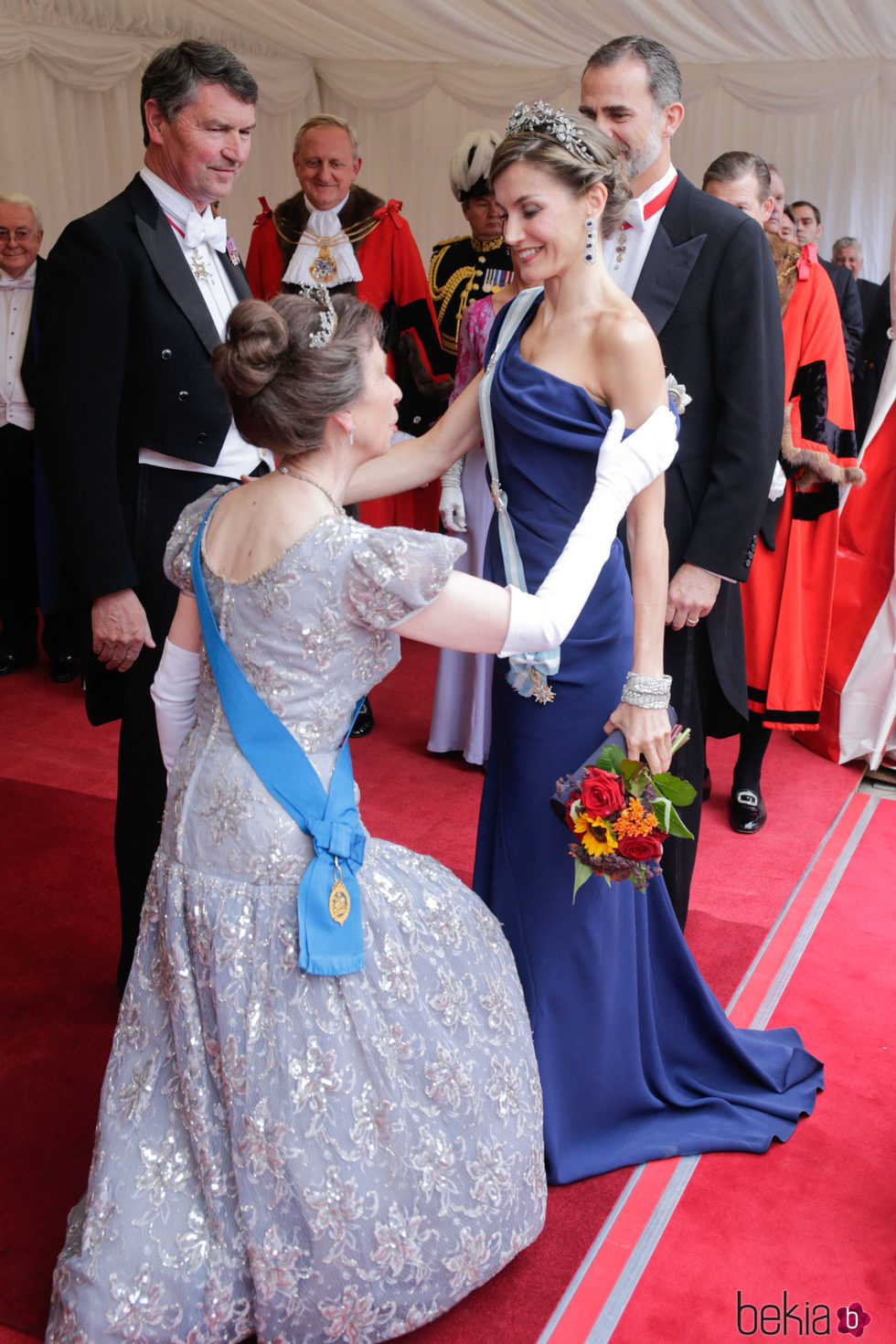 La Princesa Ana hace la reverencia a la Reina Letizia en la cena en honor a los Reyes de España en Guildhall