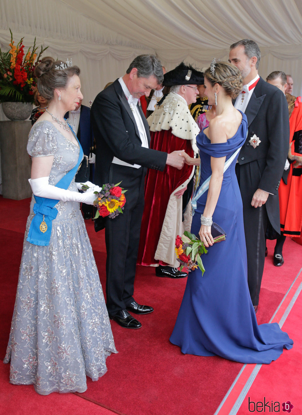 Los Reyes Felipe y Letizia, saludados por la Princesa Ana y Sir Timothy Laurence en la cena de gala en Guildhall