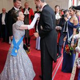 La Princesa Ana hace la reverencia al Rey Felipe frente a la Reina Letizia y Sir Timothy Laurence en Guildhall