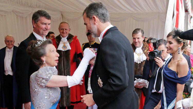 La Princesa Ana hace la reverencia al Rey Felipe frente a la Reina Letizia y Sir Timothy Laurence en Guildhall