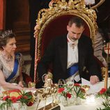 El Rey Felipe y la Princesa Ana en la cena de gala en Guildhall