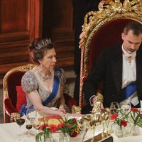 El Rey Felipe y la Princesa Ana en la cena de gala en Guildhall