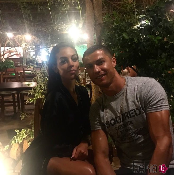 Cristiano Ronaldo y su novia Georgina Rodríguez durante las vacaciones