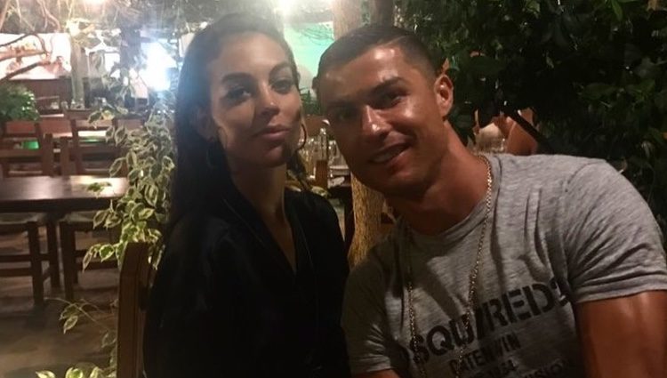 Cristiano Ronaldo y su novia Georgina Rodríguez durante las vacaciones