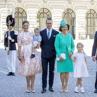 Los Reyes de Suecia, los Príncipes Victoria y Daniel y sus hijos Estela y Oscar en el 40 cumpleaños de Victoria de Suecia