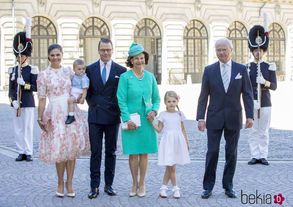 Los Reyes de Suecia, los Príncipes Victoria y Daniel y sus hijos Estela y Oscar en el 40 cumpleaños de Victoria de Suecia