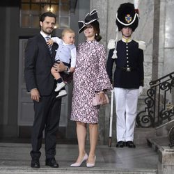 Carlos Felipe de Suecia y Sofia Hellqvist con su hijo Alejandro en el Te Deum por el 40 cumpleaños de Victoria de Suecia