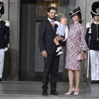 Carlos Felipe de Suecia y Sofia Hellqvist con su hijo Alejandro en el Te Deum por el 40 cumpleaños de Victoria de Suecia