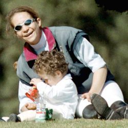 La Infanta Elena jugando con Froilán